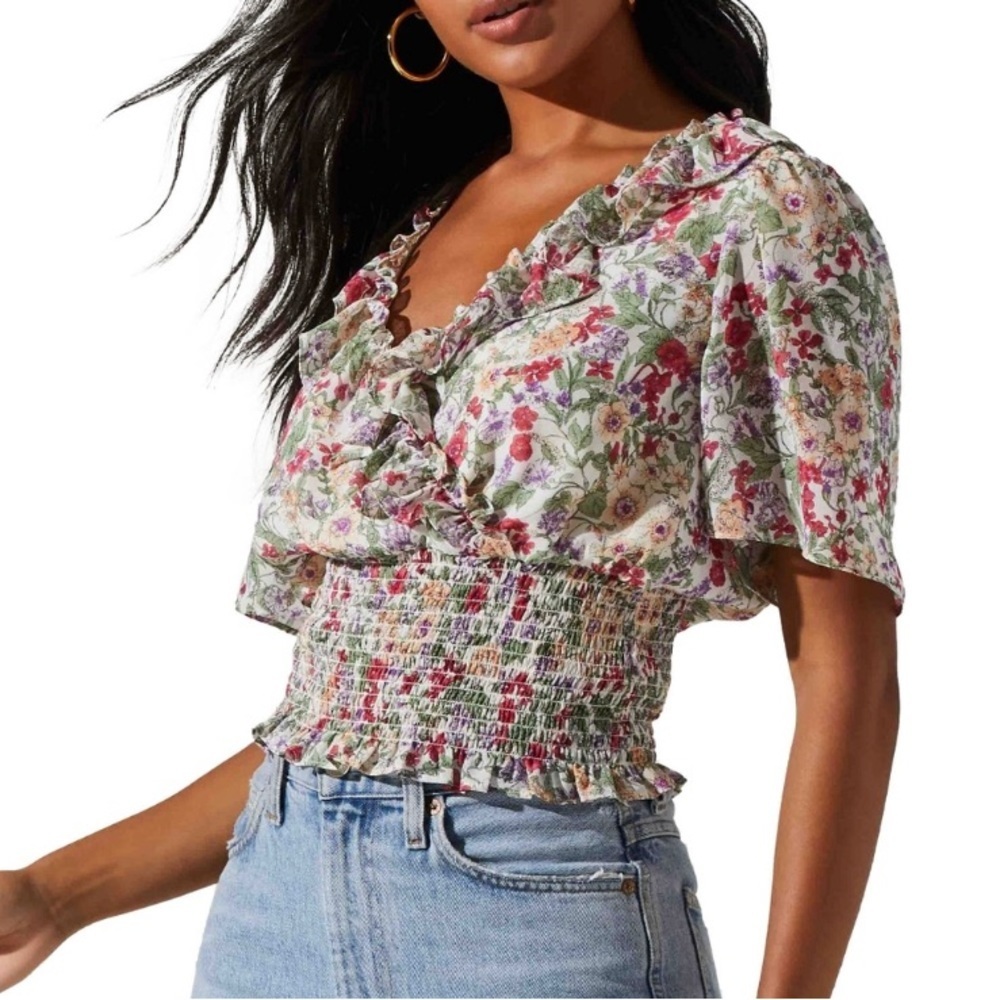 NEW ASTR The Label Flutter Sleeve Ivory Coral Floral Top With Smock Hem Size XL